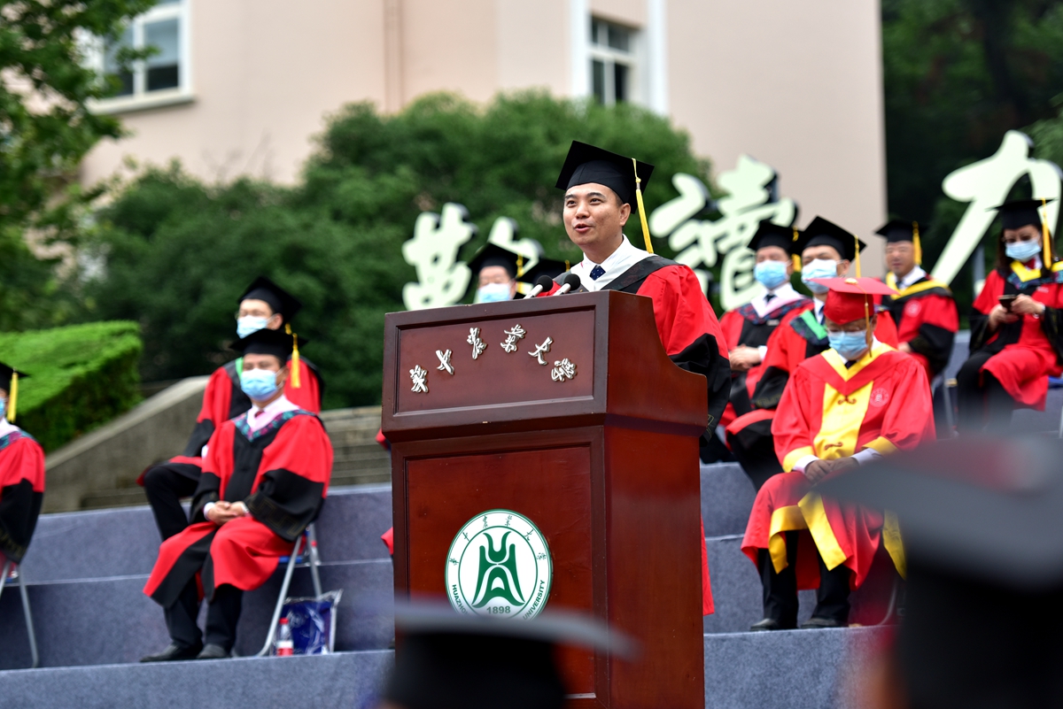 16 信息学院徐院长张红雨博士毕业鼓励（记者 刘涛 摄）