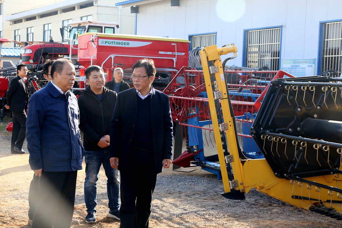 向省领导汇报油菜全程机械化科研基地建设情况