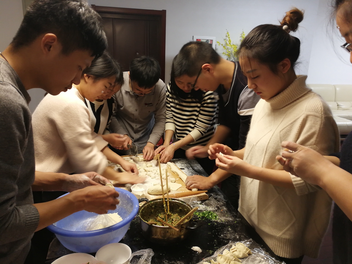 谢卡斌教授邀请同学们到家里包饺子